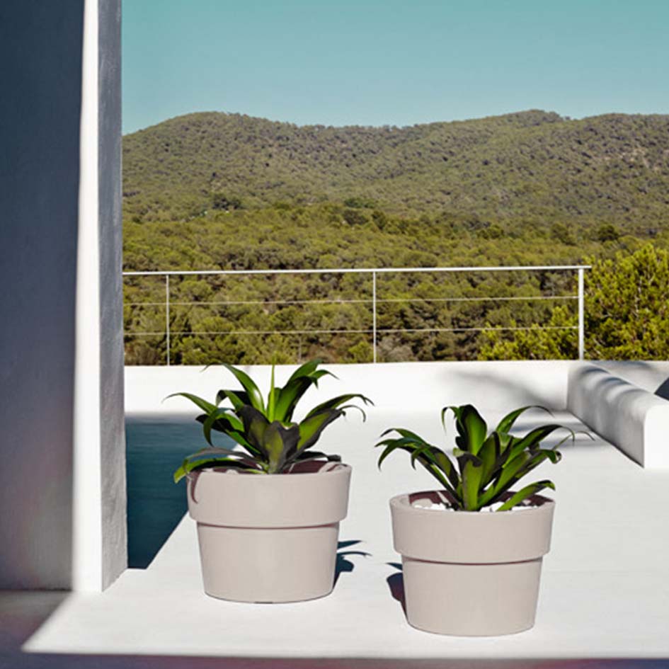 Macetero Grande Redondo de Exterior para decorar el jardín o la terraza. Diseñado por Studio Vondom. Macetero de diseño moderno fabricado en España. Resina de Polietileno de alta resistencia al exterior y al sol.