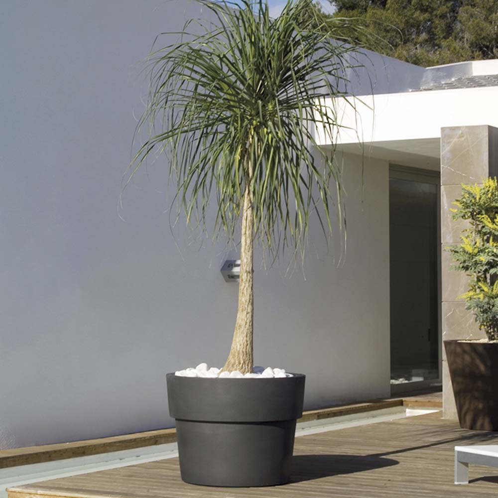 Macetero Grande Redondo de Exterior para decorar el jardín o la terraza. Diseñado por Studio Vondom. Macetero de diseño moderno fabricado en España. Resina de Polietileno de alta resistencia al exterior y al sol.