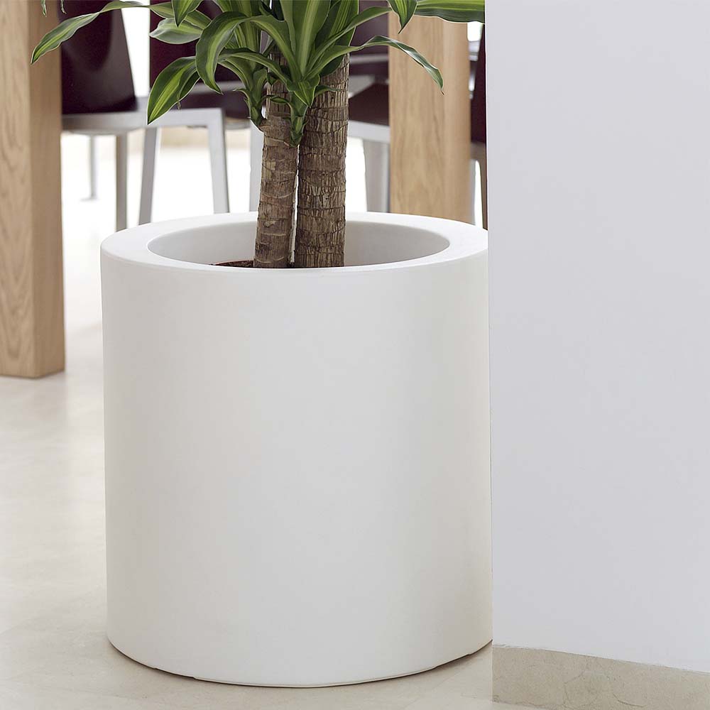 Macetero Grande Redondo de Exterior para decorar el jardín o la terraza. Diseñado por Studio Vondom. Macetero de diseño moderno fabricado en España. Resina de Polietileno de alta resistencia al exterior y al sol.