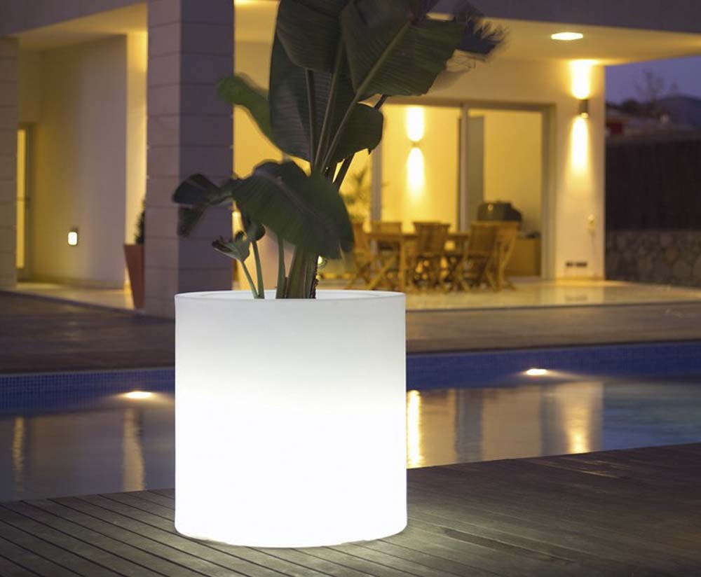Macetero Grande Redondo de Exterior para decorar el jardín o la terraza. Diseñado por Studio Vondom. Macetero de diseño moderno fabricado en España. Resina de Polietileno de alta resistencia al exterior y al sol.
