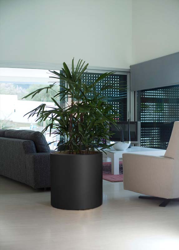 Macetero Grande Redondo de Exterior para decorar el jardín o la terraza. Diseñado por Studio Vondom. Macetero de diseño moderno fabricado en España. Resina de Polietileno de alta resistencia al exterior y al sol.