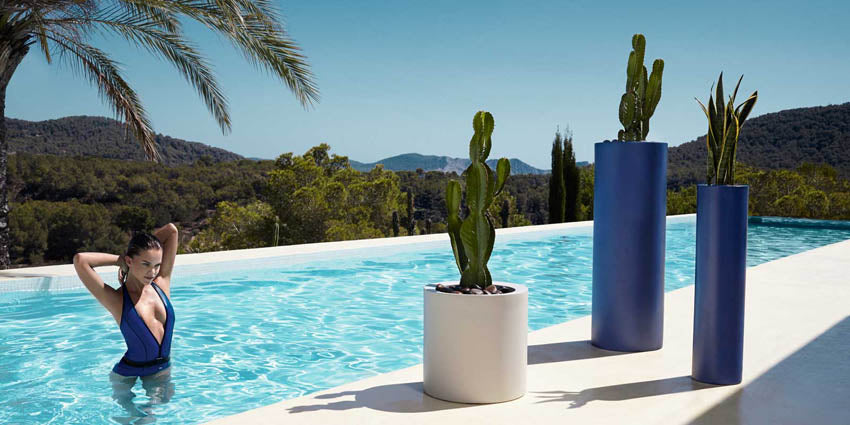 Macetero Grande Redondo de Exterior para decorar el jardín o la terraza. Diseñado por Studio Vondom. Macetero de diseño moderno fabricado en España. Resina de Polietileno de alta resistencia al exterior y al sol.
