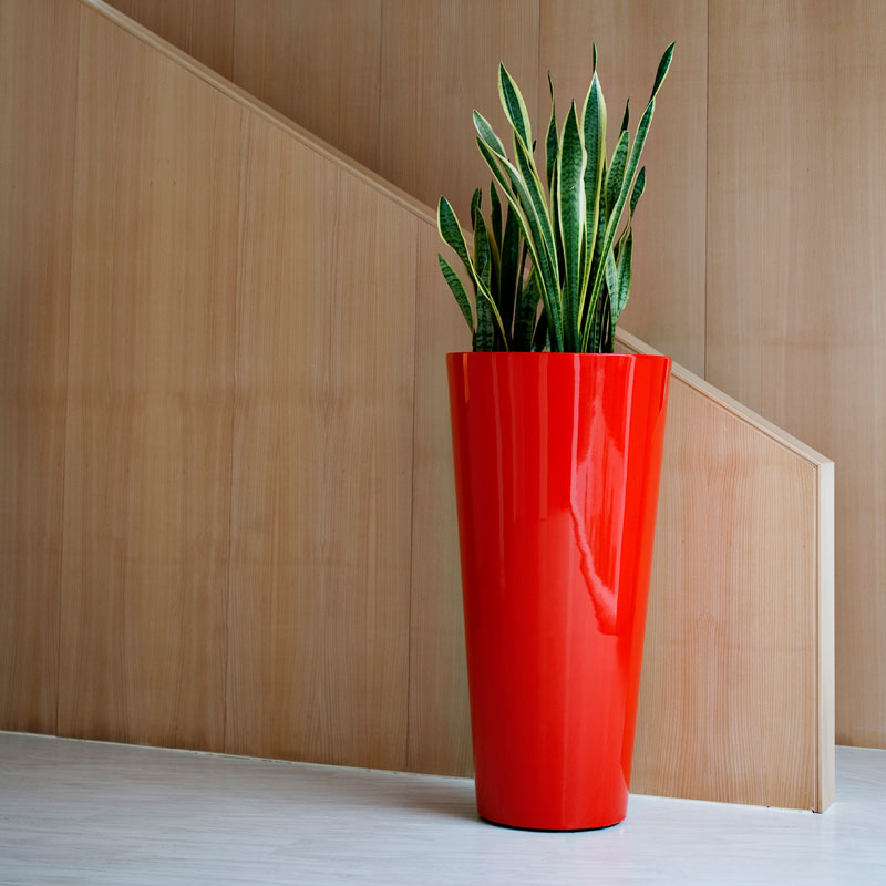 Macetero Grande Redondo Alto de Exterior para decorar el jardín o la terraza. Diseñado por Studio Vondom. Macetero de diseño moderno fabricado en España. Resina de Polietileno de alta resistencia al exterior y al sol.