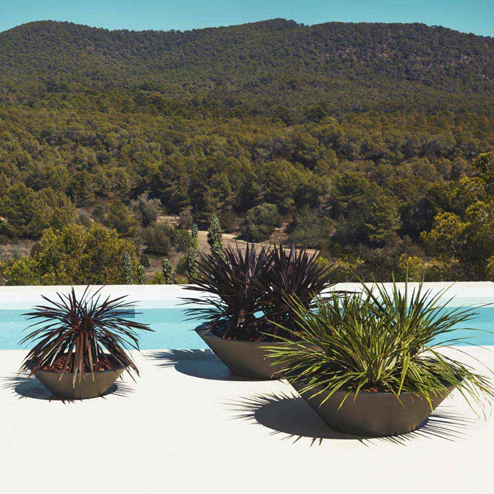 Macetero Grande Redondo de Exterior para decorar el jardín o la terraza. Diseñado por Studio Vondom. Macetero de diseño moderno fabricado en España. Resina de Polietileno de alta resistencia al exterior y al sol.