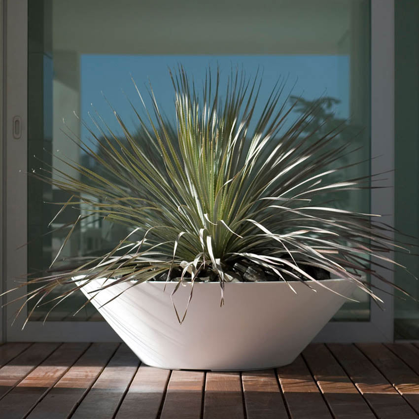 Macetero Grande Redondo de Exterior para decorar el jardín o la terraza. Diseñado por Studio Vondom. Macetero de diseño moderno fabricado en España. Resina de Polietileno de alta resistencia al exterior y al sol.