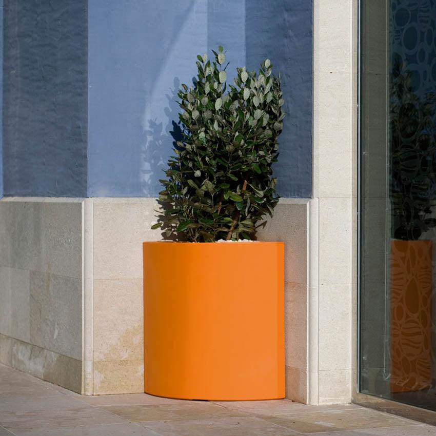 Macetero Grande Redondo de Exterior para decorar el jardín o la terraza. Diseñado por Studio Vondom. Macetero de diseño moderno fabricado en España. Resina de Polietileno de alta resistencia al exterior y al sol.