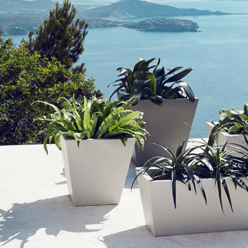Macetero Grande Cuadrado de Exterior para decorar el jardín o la terraza. Diseñado por Studio Vondom. Macetero de diseño moderno fabricado en España. Resina de Polietileno de alta resistencia al exterior y al sol.
