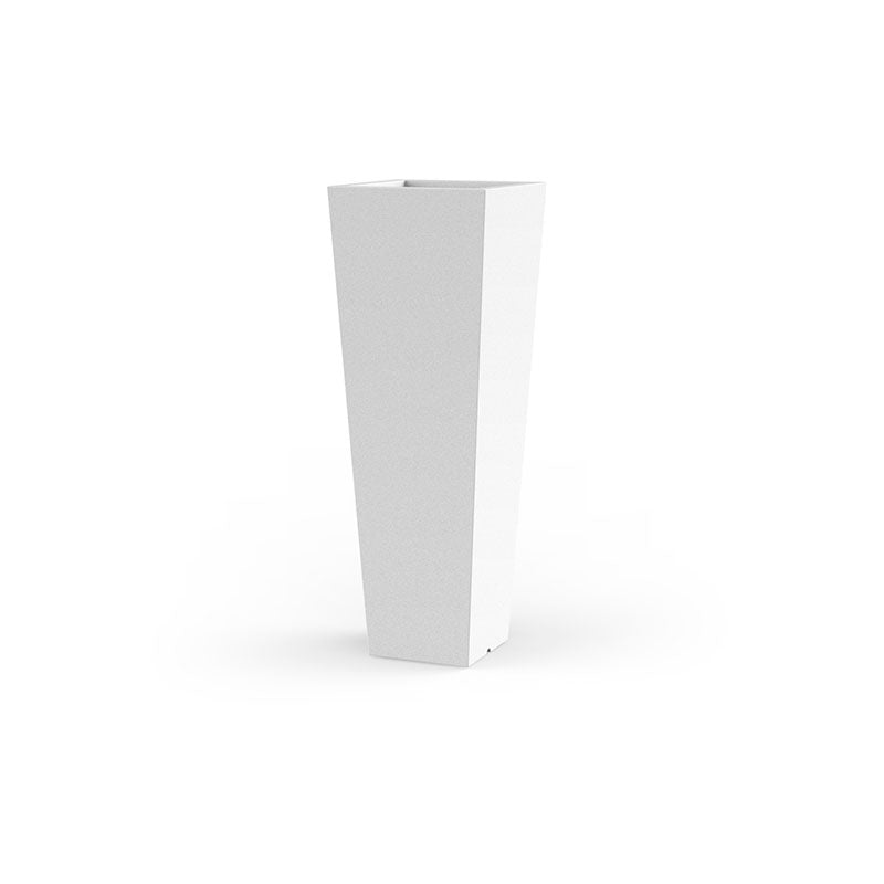 Macetero Grande Cuadrado Alto de Exterior para decorar el jardín o la terraza. Diseñado por Studio Vondom. Macetero de diseño moderno fabricado en España. Resina de Polietileno de alta resistencia al exterior y al sol.