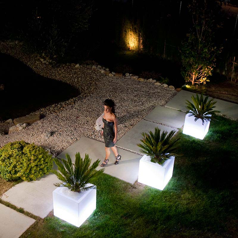Macetero Grande Cuadrado Alto de Exterior para decorar el jardín o la terraza. Diseñado por Studio Vondom. Macetero de diseño moderno fabricado en España. Resina de Polietileno de alta resistencia al exterior y al sol.