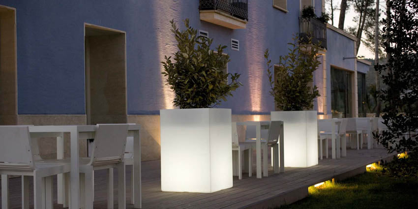 Macetero Grande Cuadrado Alto de Exterior para decorar el jardín o la terraza. Diseñado por Studio Vondom. Macetero de diseño moderno fabricado en España. Resina de Polietileno de alta resistencia al exterior y al sol.