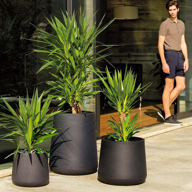 Macetero Grande Redondo de Exterior para decorar el jardín o la terraza. Diseñado por Ramón Esteve. Macetero de diseño moderno fabricado en España. Resina de Polietileno de alta resistencia al exterior y al sol.
