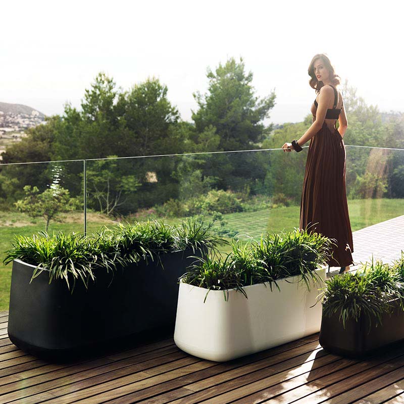 Macetero Jardinera de Exterior para decorar el jardín o la terraza. Diseñado por Ramón Esteve. Macetero de diseño moderno fabricado en España. Resina de Polietileno de alta resistencia al exterior y al sol.