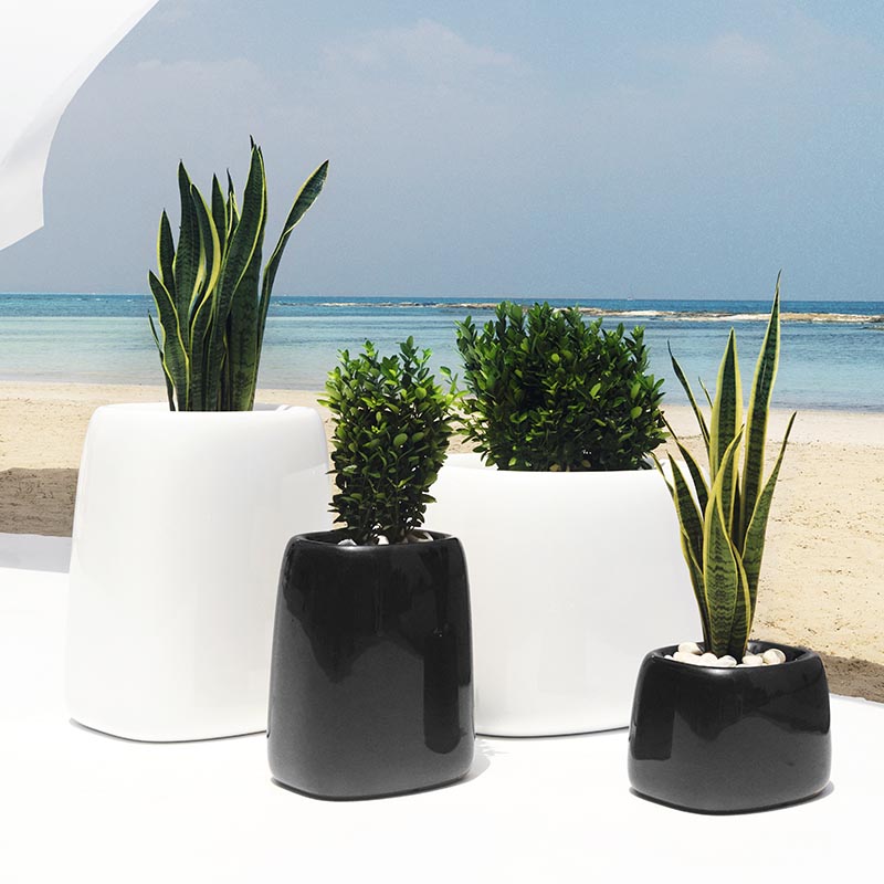Macetero Grande Cuadrado de Exterior para decorar el jardín o la terraza. Diseñado por Studio Vondom. Macetero de diseño moderno fabricado en España. Resina de Polietileno de alta resistencia al exterior y al sol.