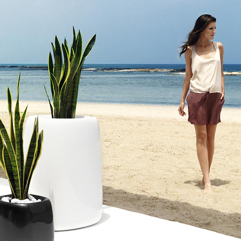 Macetero Grande Cuadrado Alto de Exterior para decorar el jardín o la terraza. Diseñado por Studio Vondom. Macetero de diseño moderno fabricado en España. Resina de Polietileno de alta resistencia al exterior y al sol.