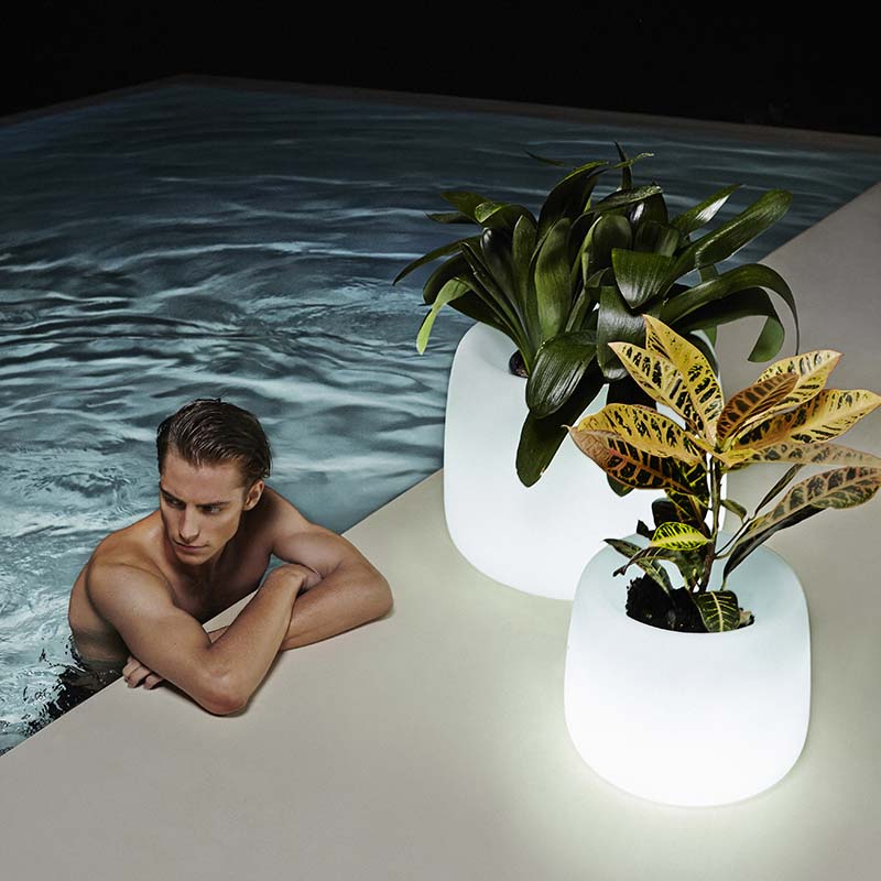 Macetero Grande Redondo de Exterior para decorar el jardín o la terraza. Diseñado por Studio Vondom. Macetero de diseño moderno fabricado en España. Resina de Polietileno de alta resistencia al exterior y al sol.