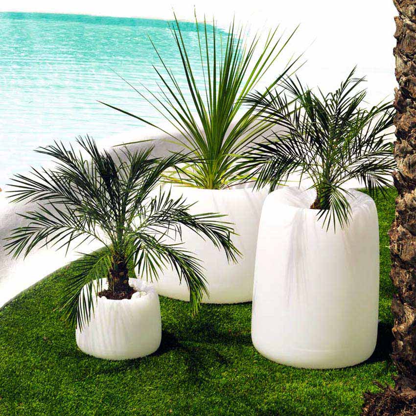 Macetero Grande Redondo Alto de Exterior para decorar el jardín o la terraza. Diseñado por Studio Vondom. Macetero de diseño moderno fabricado en España. Resina de Polietileno de alta resistencia al exterior y al sol.