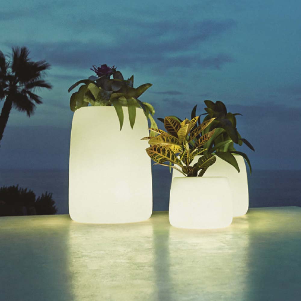 Macetero Grande Redondo Alto de Exterior para decorar el jardín o la terraza. Diseñado por Studio Vondom. Macetero de diseño moderno fabricado en España. Resina de Polietileno de alta resistencia al exterior y al sol.