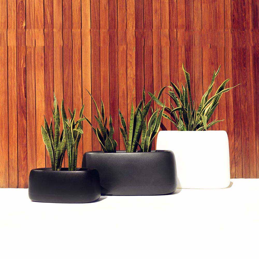 Macetero Jardinera de Exterior para decorar el jardín o la terraza. Diseñado por Studio Vondom. Macetero de diseño moderno fabricado en España. Resina de Polietileno de alta resistencia al exterior y al sol.