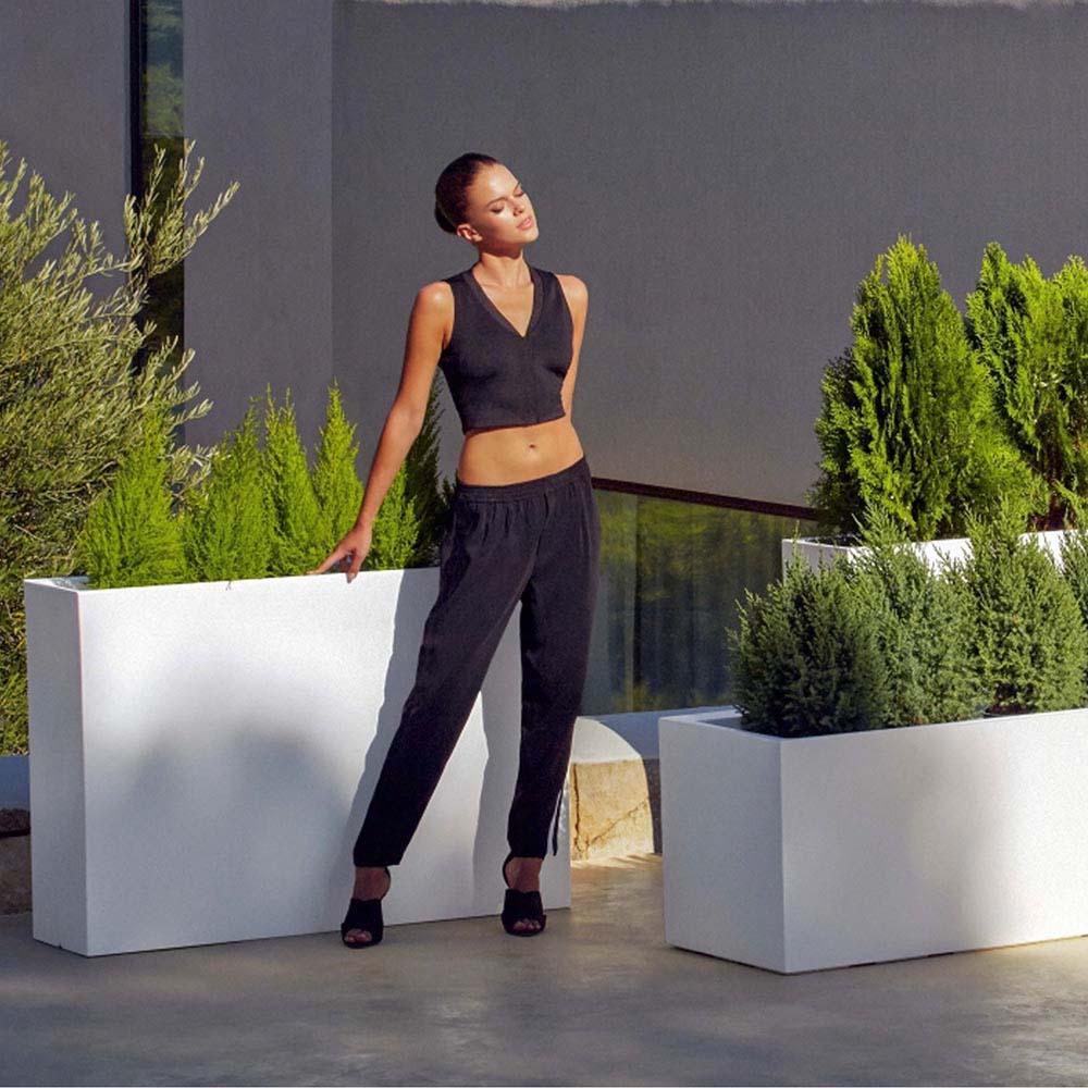 Macetero Jardinera de Exterior para decorar el jardín o la terraza. Diseñado por Studio Vondom. Macetero de diseño moderno fabricado en España. Resina de Polietileno de alta resistencia al exterior y al sol.