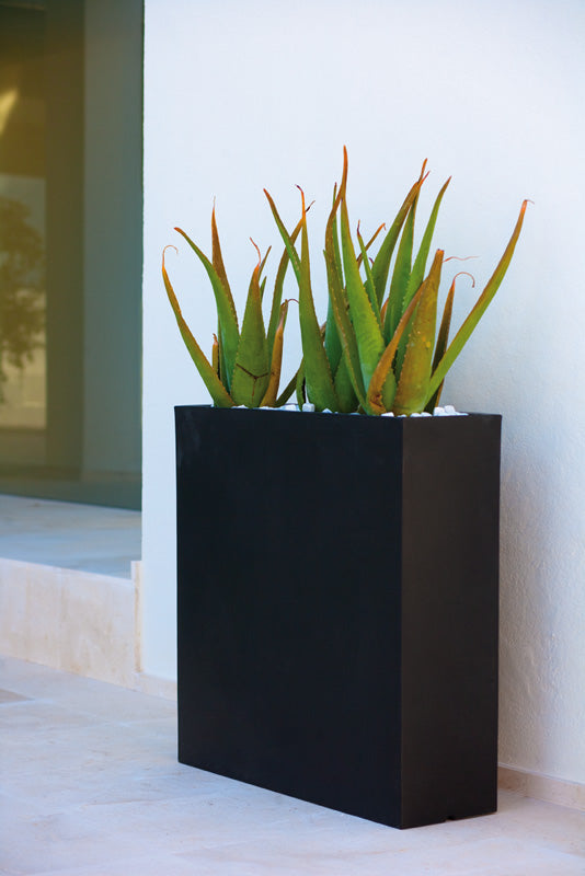 Macetero Jardinera de Exterior para decorar el jardín o la terraza. Diseñado por Studio Vondom. Macetero de diseño moderno fabricado en España. Resina de Polietileno de alta resistencia al exterior y al sol.