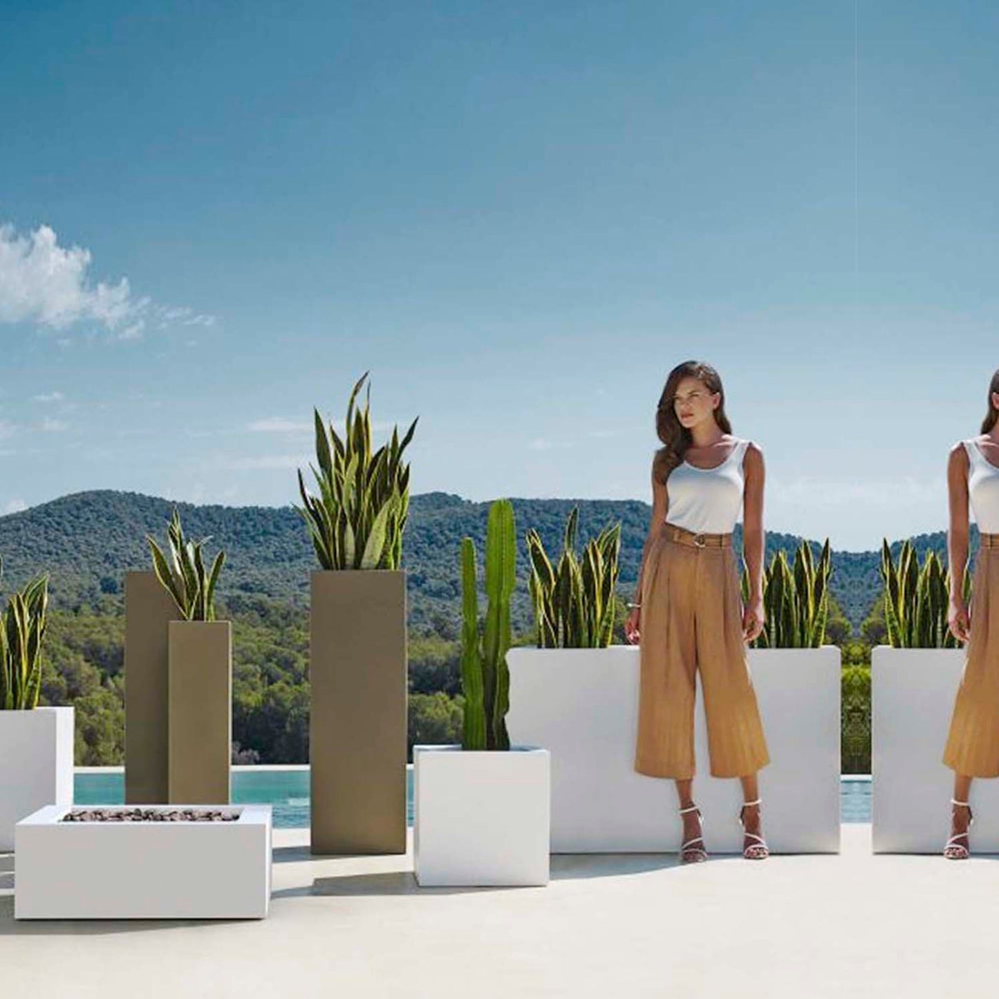 Macetero Jardinera de Exterior para decorar el jardín o la terraza. Diseñado por Studio Vondom. Macetero de diseño moderno fabricado en España. Resina de Polietileno de alta resistencia al exterior y al sol.