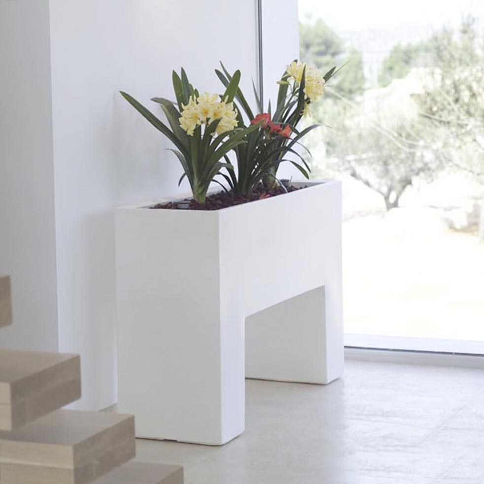 Macetero Jardinera de Exterior para decorar el jardín o la terraza. Diseñado por Studio Vondom. Macetero de diseño moderno fabricado en España. Resina de Polietileno de alta resistencia al exterior y al sol.