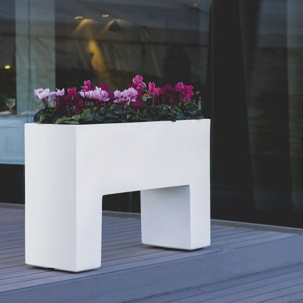 Macetero Jardinera de Exterior para decorar el jardín o la terraza. Diseñado por Studio Vondom. Macetero de diseño moderno fabricado en España. Resina de Polietileno de alta resistencia al exterior y al sol.