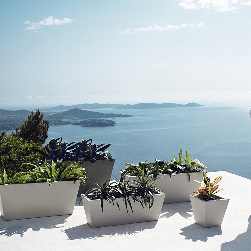 Macetero Cuadrado Jardinera de Exterior para decorar el jardín o la terraza. Diseñado por Studio Vondom. Macetero de diseño moderno fabricado en España. Resina de Polietileno de alta resistencia al exterior y al sol.