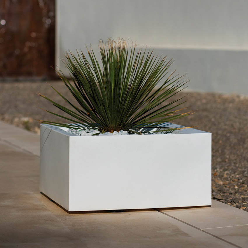 Macetero Cuadrado Jardinera de Exterior para decorar el jardín o la terraza. Diseñado por Studio Vondom. Macetero de diseño moderno fabricado en España. Resina de Polietileno de alta resistencia al exterior y al sol.