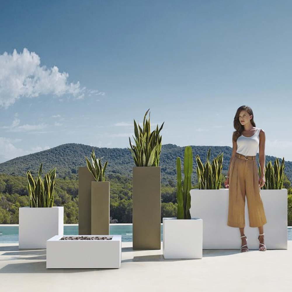 Macetero Cuadrado Alto de Exterior para decorar el jardín o la terraza. Diseñado por Studio Vondom. Macetero de diseño moderno fabricado en España. Resina de Polietileno de alta resistencia al exterior y al sol.