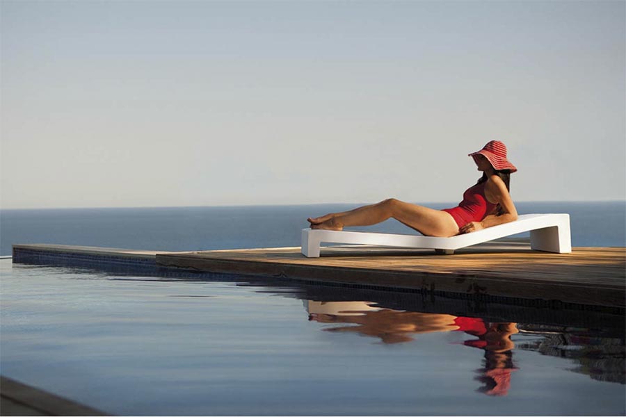 Tumbona JUT para exterior | VONDOM. Tumbona de diseño moderno para jardín o terraza. Dimensiones: 80x200x30 Diseñado por Studio Vondom. Fabricado en rotomoldeo de resina de polietileno de alta resistencia reforzada con fibra de vidrio y tratamiento UV.