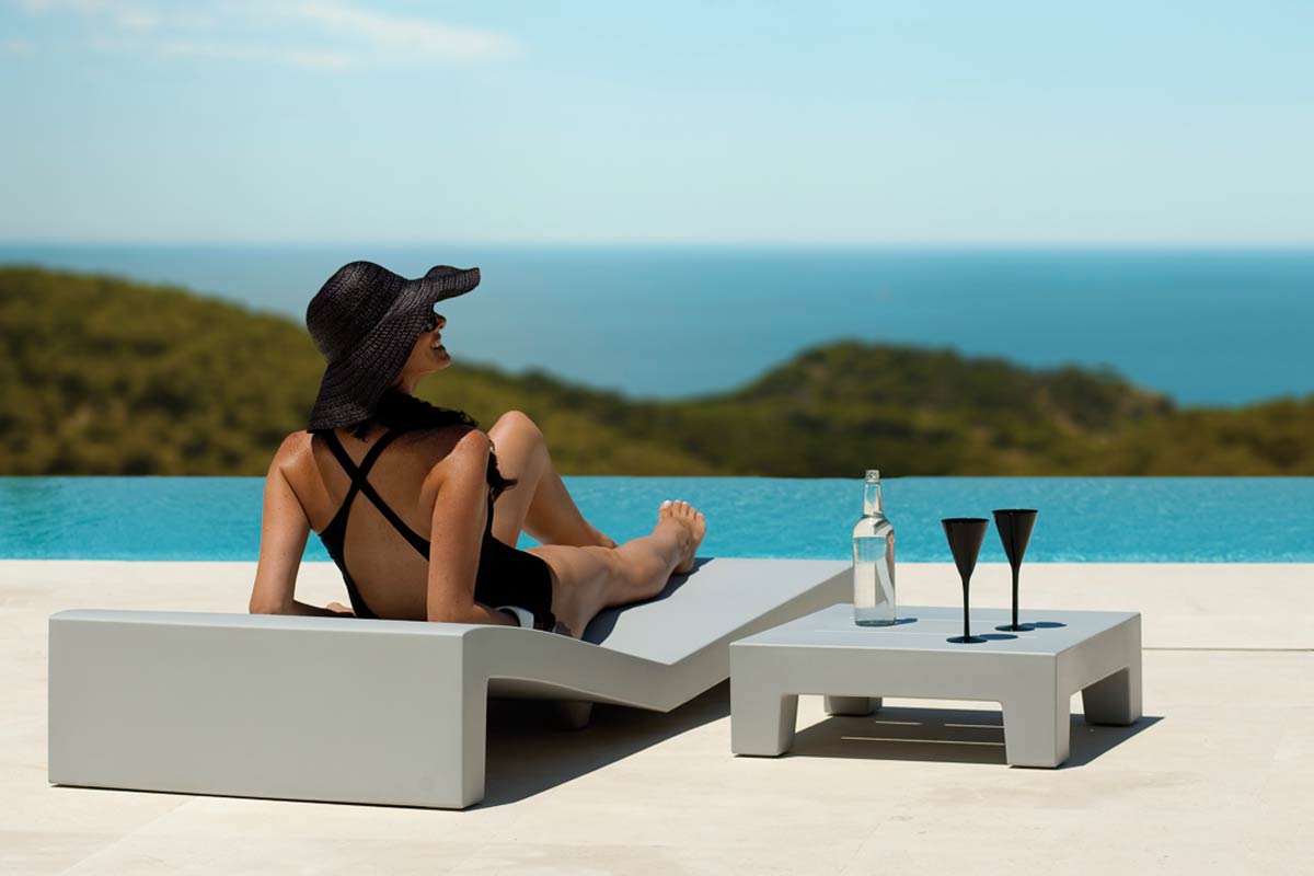 Mesa JUT 60x60x20 para exterior | VONDOM. Mesa Baja de diseño moderno para jardín o terraza. Dimensiones: 60x60x20 Diseñado por Studio Vondom. Fabricado en rotomoldeo de resina de polietileno de alta resistencia reforzada con fibra de vidrio y tratamiento UV.