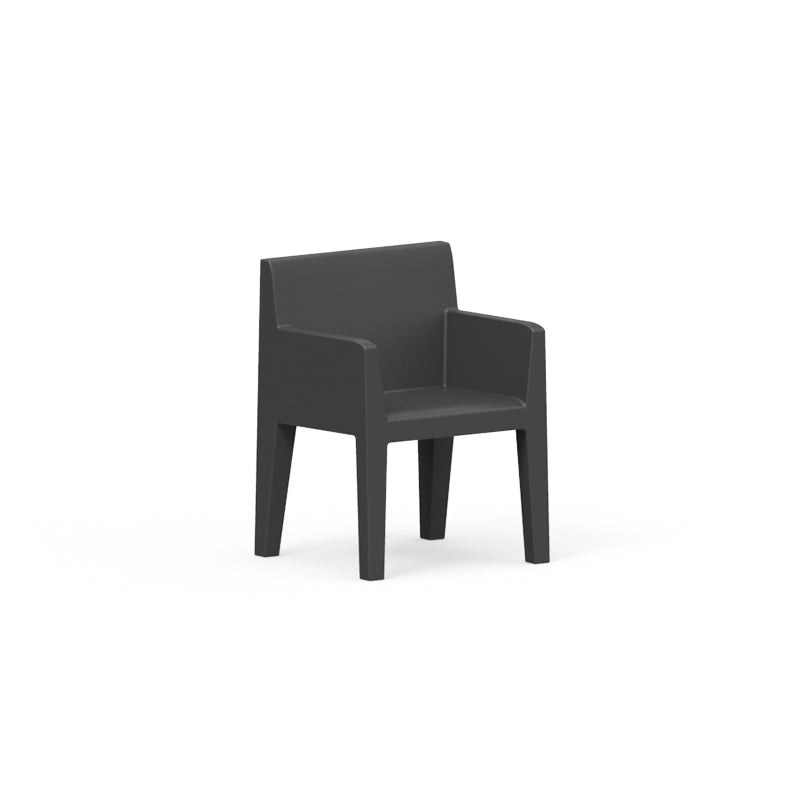 JUT Silla con Brazos para exterior | VONDOM. Silla de diseño moderno para jardín o terraza. Dimensiones: 58x55x80 Diseñado por Studio Vondom. Fabricado en rotomoldeo de resina de polietileno de alta resistencia reforzada con fibra de vidrio y tratamiento UV.