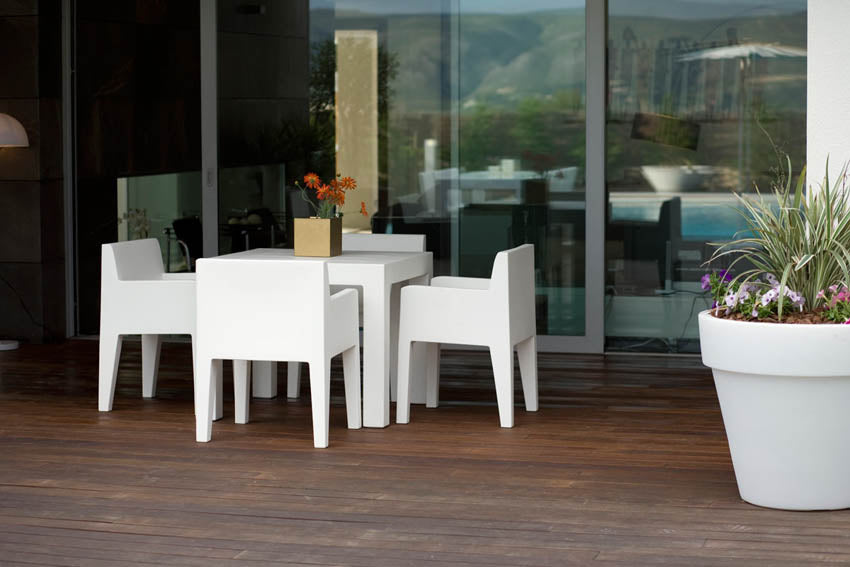 JUT Silla con Brazos para exterior | VONDOM. Silla de diseño moderno para jardín o terraza. Dimensiones: 58x55x80 Diseñado por Studio Vondom. Fabricado en rotomoldeo de resina de polietileno de alta resistencia reforzada con fibra de vidrio y tratamiento UV.
