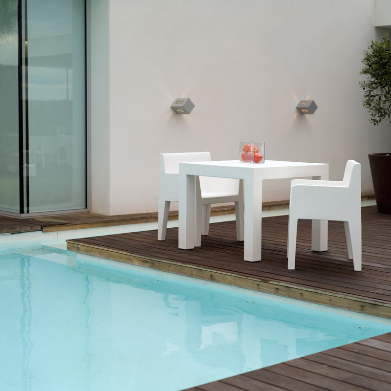 JUT Silla con Brazos para exterior | VONDOM. Silla de diseño moderno para jardín o terraza. Dimensiones: 58x55x80 Diseñado por Studio Vondom. Fabricado en rotomoldeo de resina de polietileno de alta resistencia reforzada con fibra de vidrio y tratamiento UV.
