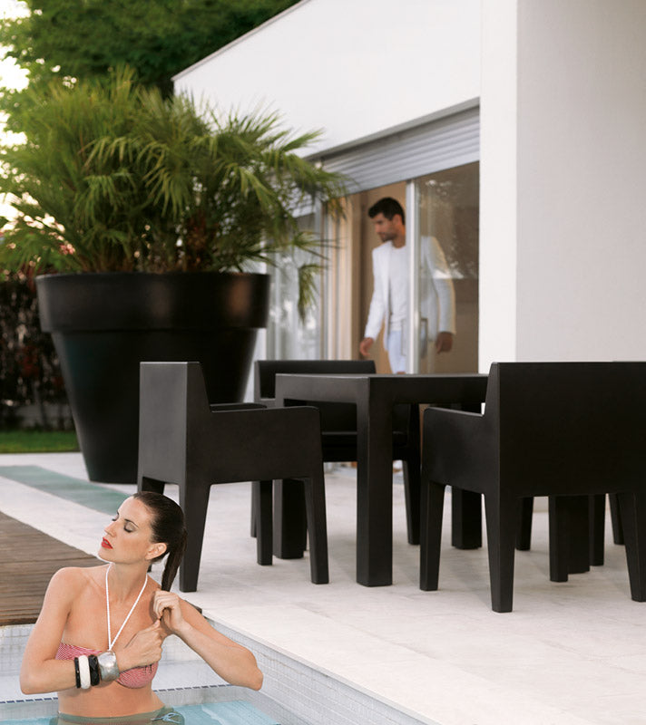 JUT Silla con Brazos para exterior | VONDOM. Silla de diseño moderno para jardín o terraza. Dimensiones: 58x55x80 Diseñado por Studio Vondom. Fabricado en rotomoldeo de resina de polietileno de alta resistencia reforzada con fibra de vidrio y tratamiento UV.