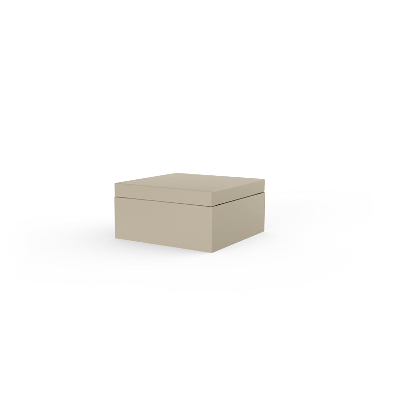 Puff JUT 80x80x40cm para exterior | VONDOM. Taburete de diseño moderno para jardín o terraza. Dimensiones: 80x80x40 Diseñado por Studio Vondom. Fabricado en rotomoldeo de resina de polietileno de alta resistencia reforzada con fibra de vidrio y tratamiento UV.