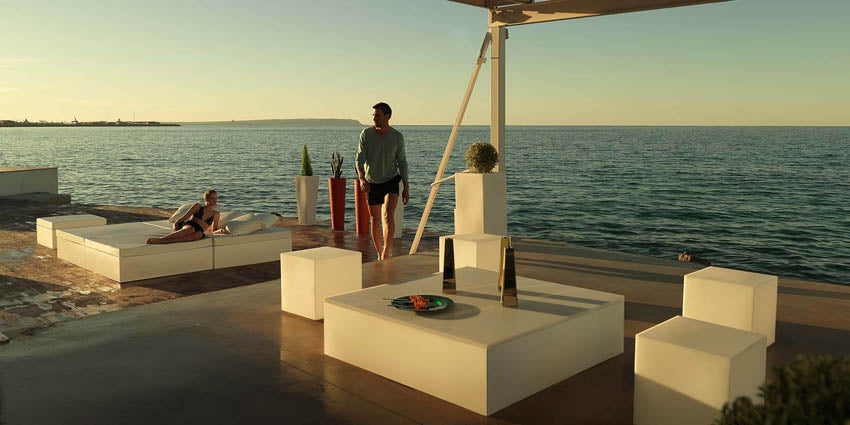 Puff JUT 80x80x40cm para exterior | VONDOM. Taburete de diseño moderno para jardín o terraza. Dimensiones: 80x80x40 Diseñado por Studio Vondom. Fabricado en rotomoldeo de resina de polietileno de alta resistencia reforzada con fibra de vidrio y tratamiento UV.