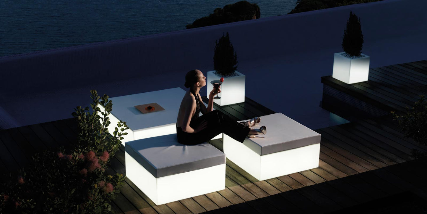 Puff JUT 80x80x40cm para exterior | VONDOM. Taburete de diseño moderno para jardín o terraza. Dimensiones: 80x80x40 Diseñado por Studio Vondom. Fabricado en rotomoldeo de resina de polietileno de alta resistencia reforzada con fibra de vidrio y tratamiento UV.