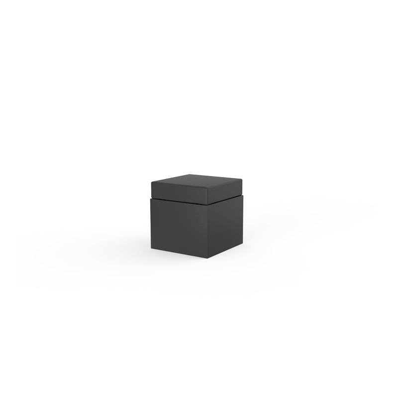 Puff JUT 40x40x45cm para exterior | VONDOM. Taburete de diseño moderno para jardín o terraza. Dimensiones: 40x40x45 Diseñado por Studio Vondom. Fabricado en rotomoldeo de resina de polietileno de alta resistencia reforzada con fibra de vidrio y tratamiento UV.