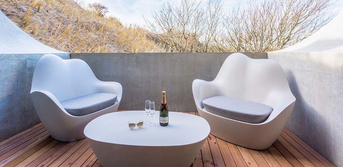 SABINAS Sillon - Butaca para exterior | VONDOM. Sillon - Butaca de diseño moderno para jardín o terraza. Dimensiones: 118x86x99 Diseñado por Javier Mariscal. Fabricado en rotomoldeo de resina de polietileno de alta resistencia reforzada con fibra de vidrio y tratamiento UV.