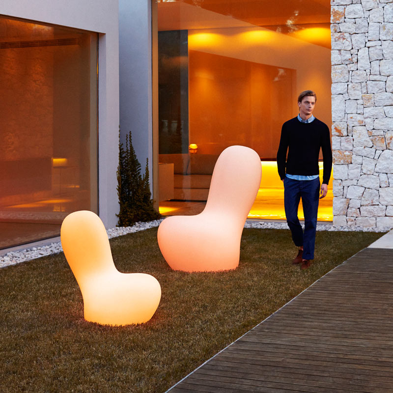 Sabinas Lámpara para exterior | VONDOM. Lámpara de Exterior de diseño moderno para jardín o terraza. Dimensiones: 72X118X130 Diseñado por Javier Mariscal. Fabricado en rotomoldeo de resina de polietileno de alta resistencia reforzada con fibra de vidrio y tratamiento UV.