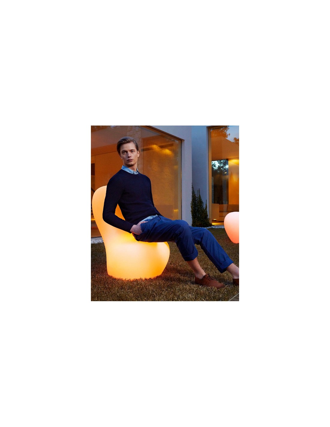 Sabinas Lámpara para exterior | VONDOM. Lámpara de Exterior de diseño moderno para jardín o terraza. Dimensiones: 72X118X130 Diseñado por Javier Mariscal. Fabricado en rotomoldeo de resina de polietileno de alta resistencia reforzada con fibra de vidrio y tratamiento UV.