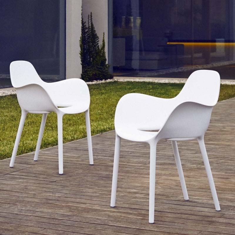 SABINAS Silla con Brazos (4 Pack) para exterior | VONDOM. Silla de diseño moderno para jardín o terraza. Dimensiones: 61x55x80 Diseñado por Javier Mariscal. Fabricado por inyección de resina de alta resistencia reforzada con fibra de vidrio y tratamiento UV.