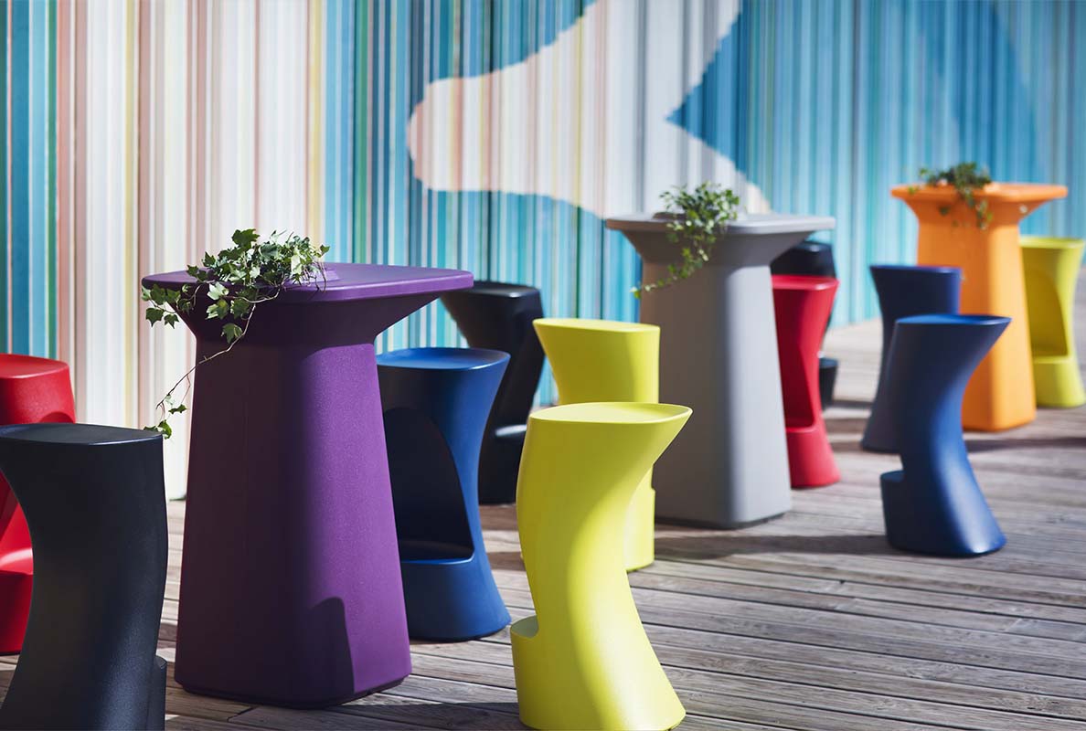 Taburete NOMA Alto 38x40x74 para exterior | VONDOM. Taburete de diseño moderno para jardín o terraza. Dimensiones: 38x40x74 Diseñado por Javier Mariscal. Fabricado en rotomoldeo de resina de polietileno de alta resistencia reforzada con fibra de vidrio y tratamiento UV.