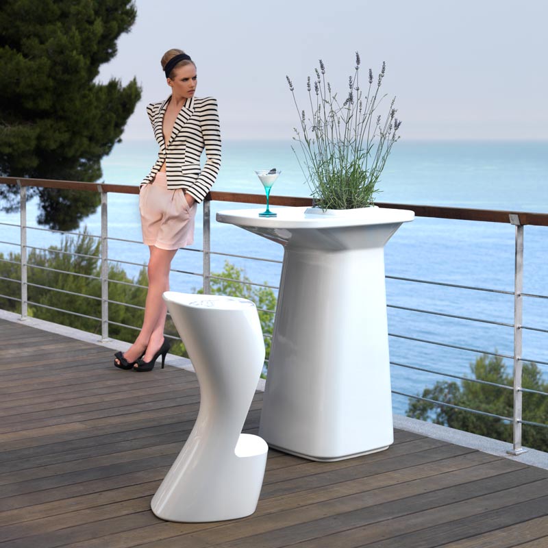 Taburete NOMA Alto 38x40x74 para exterior | VONDOM. Taburete de diseño moderno para jardín o terraza. Dimensiones: 38x40x74 Diseñado por Javier Mariscal. Fabricado en rotomoldeo de resina de polietileno de alta resistencia reforzada con fibra de vidrio y tratamiento UV.
