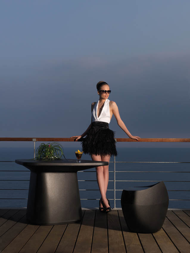 Silla NOMA MEDIUM 59x52x54 para exterior | VONDOM. Silla de diseño moderno para jardín o terraza. Dimensiones: 59x52x54 Diseñado por Javier Mariscal. Fabricado en rotomoldeo de resina de polietileno de alta resistencia reforzada con fibra de vidrio y tratamiento UV.
