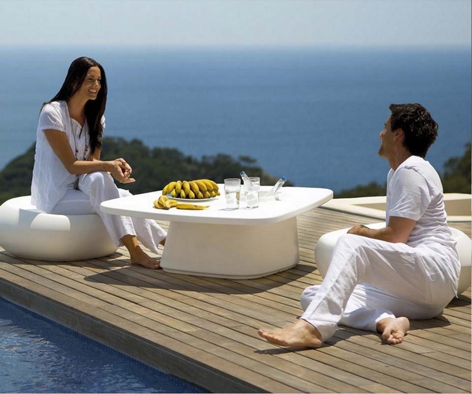 Puff NOMA 78x70x32 para exterior | VONDOM. Taburete de diseño moderno para jardín o terraza. Dimensiones: 78x70x32 Diseñado por Javier Mariscal. Fabricado en rotomoldeo de resina de polietileno de alta resistencia reforzada con fibra de vidrio y tratamiento UV.