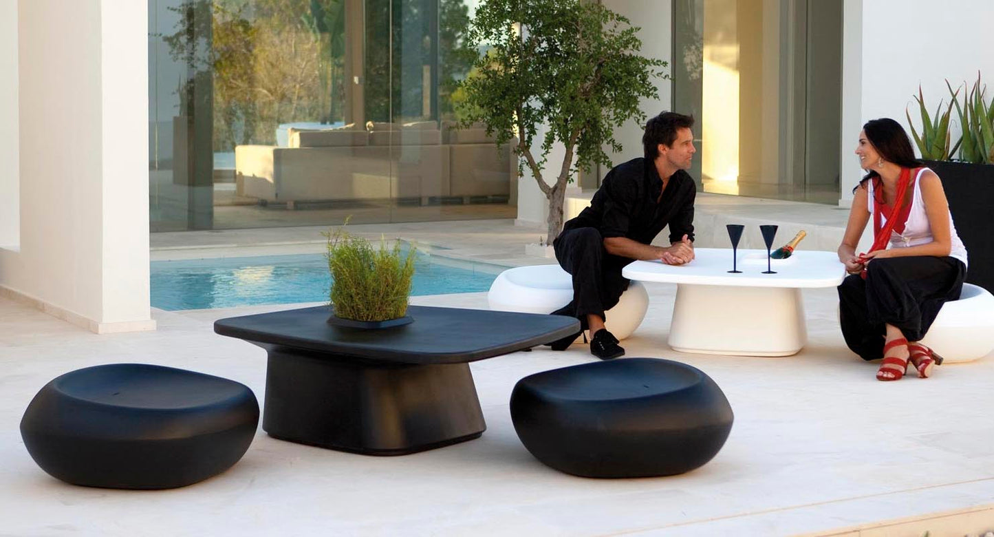 Puff NOMA 78x70x32 para exterior | VONDOM. Taburete de diseño moderno para jardín o terraza. Dimensiones: 78x70x32 Diseñado por Javier Mariscal. Fabricado en rotomoldeo de resina de polietileno de alta resistencia reforzada con fibra de vidrio y tratamiento UV.