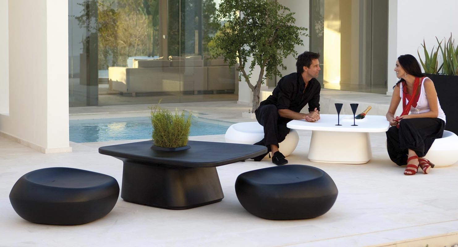 Mesa NOMA 115x100x45 para exterior | VONDOM. Mesa Baja de diseño moderno para jardín o terraza. Dimensiones: 118x100x45 Diseñado por Javier Mariscal. Fabricado en rotomoldeo de resina de polietileno de alta resistencia reforzada con fibra de vidrio y tratamiento UV.